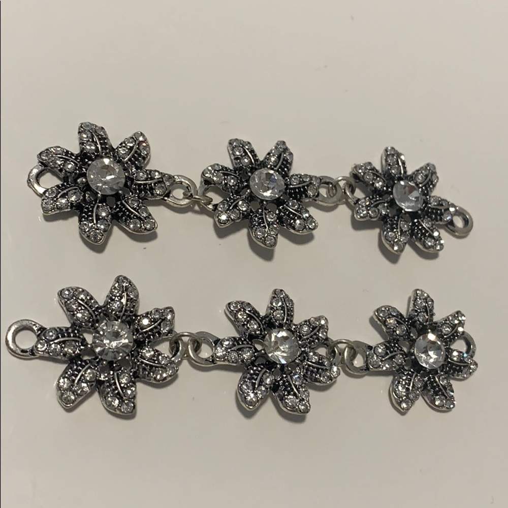 6 flower charms in antique silver